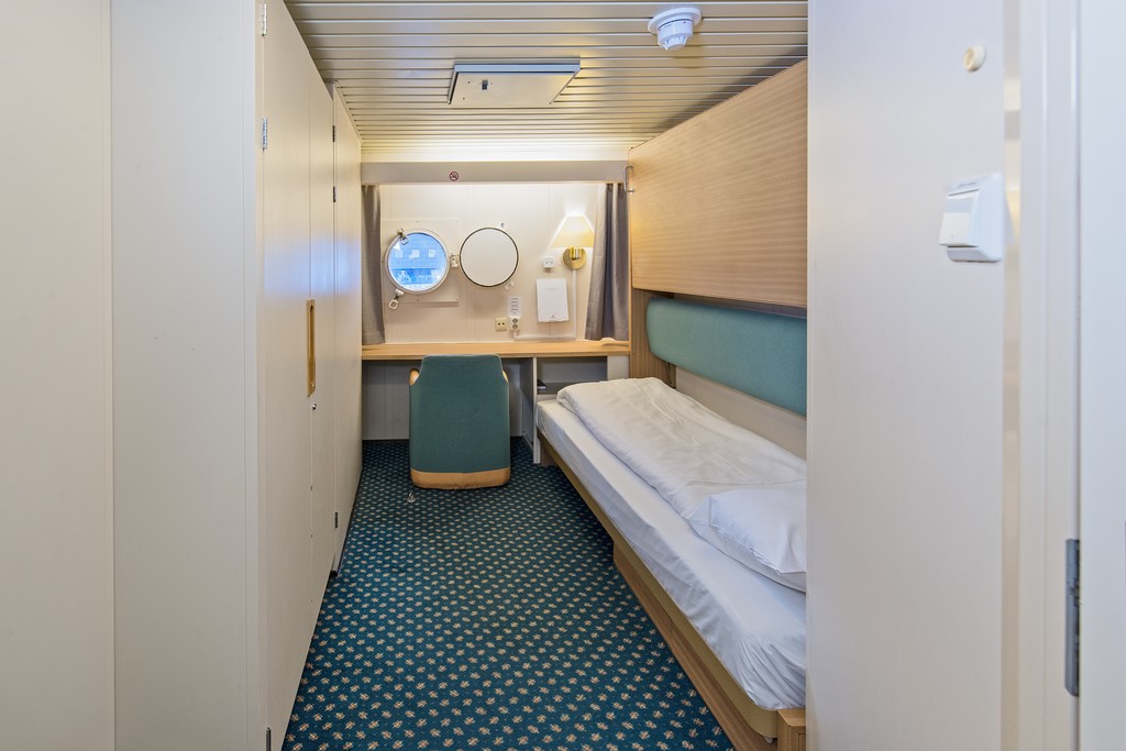 Hurtigruten MS Vesteralen Polar Outside 2 travellers a.jpg